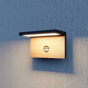 Moderne Lucande LED-Außenwandleuchte Lignus mit Bewegungsmelder, schwarz/Holzoptik.