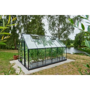 Schwarzes Halls Gewächshaus Universal 128 mit Blankglas und geöffneten Dachfenstern im Garten.