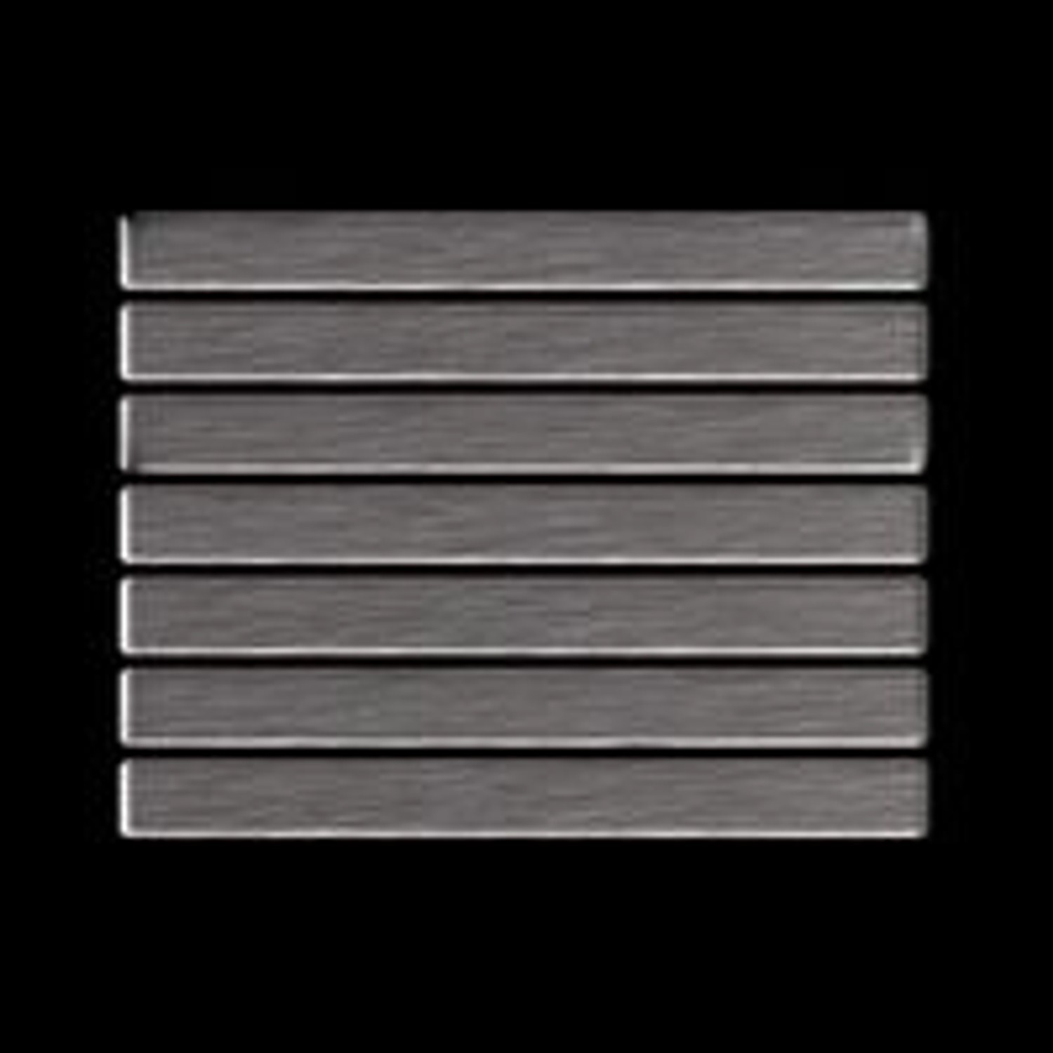 Mosaikfliese aus Edelstahl, gebürstet, grau, lineare Struktur.