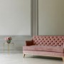 Rosa Samtsofa vor Wand mit Vliestapete Uni Weiß Metallic. Dekorative Tapete.