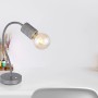 Silberne Globo Design-Tischlampe Freddy mit Flexarm und E27 Fassung auf Schreibtisch.