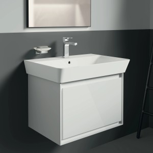 Ideal Standard IOM Cube Seifenschale aus satiniertem Glas und Chrom an Waschtisch montiert.