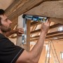 Bosch Professional GAM 220 Digitaler Winkelmesser im Einsatz beim Ausrichten eines Holzbalkens.