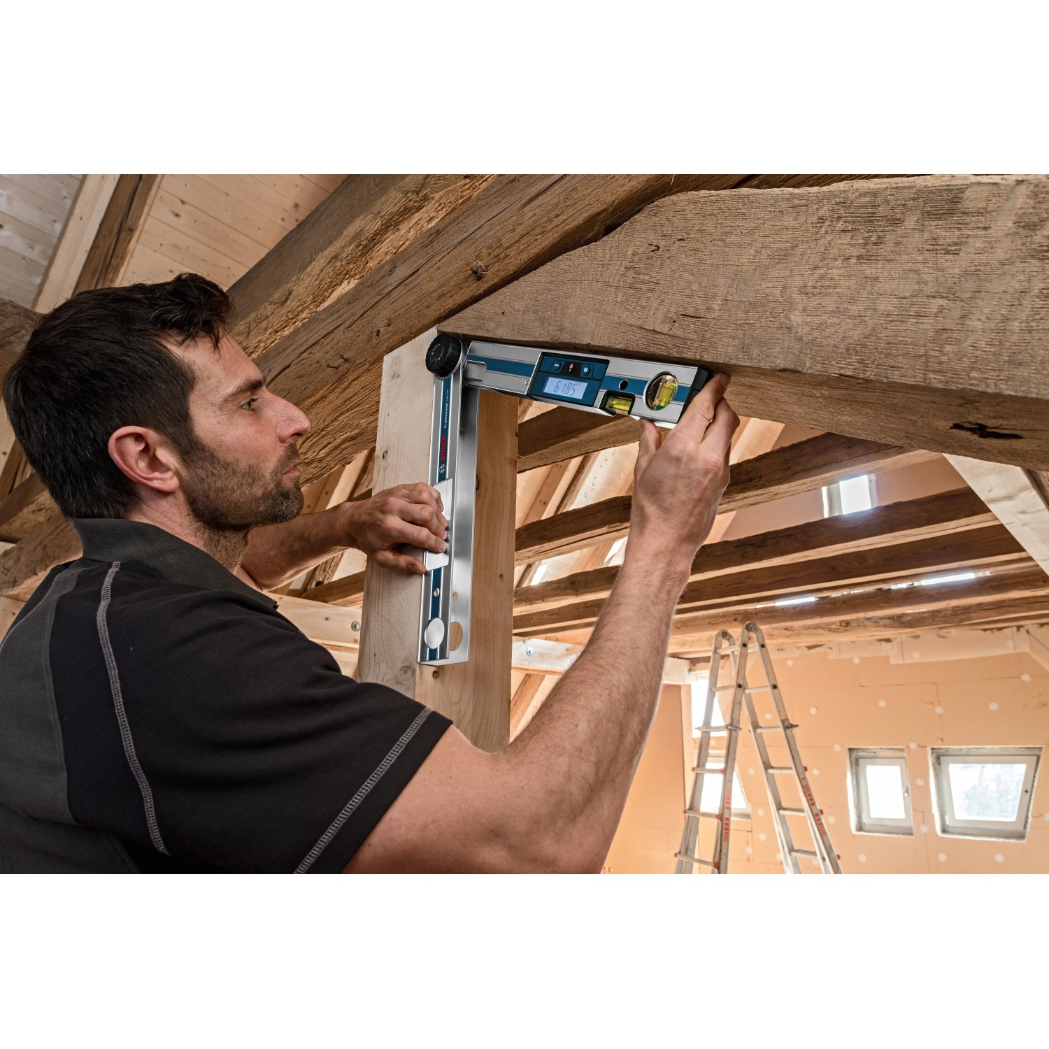 Bosch Professional GAM 220 Digitaler Winkelmesser im Einsatz beim Ausrichten eines Holzbalkens.