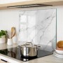 Tulup Glas-Herdabdeckplatte mit weißem Marmormuster als Spritzschutz hinter einem Kochfeld in der Küche.