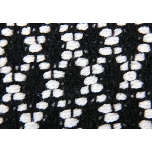 Detailansicht: Schwarz-weißer ProHome Teppich „Hash“, 60x90 cm, Fußmatte mit eingewebtem Muster.