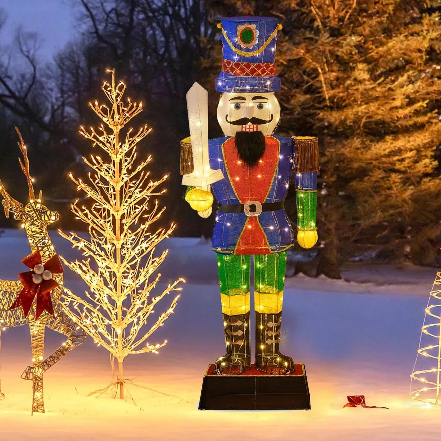 Majestätische 184 cm Weihnachts-Nussknacker Figur mit LED-Lichtern, Schwert und Uniform im Freien.