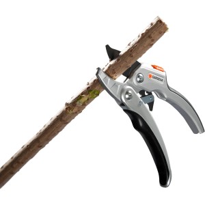Gardena Comfort Ratschen-Gartenschere SmartCut schneidet Ast. Amboss-Schere mit Ratschfunktion.