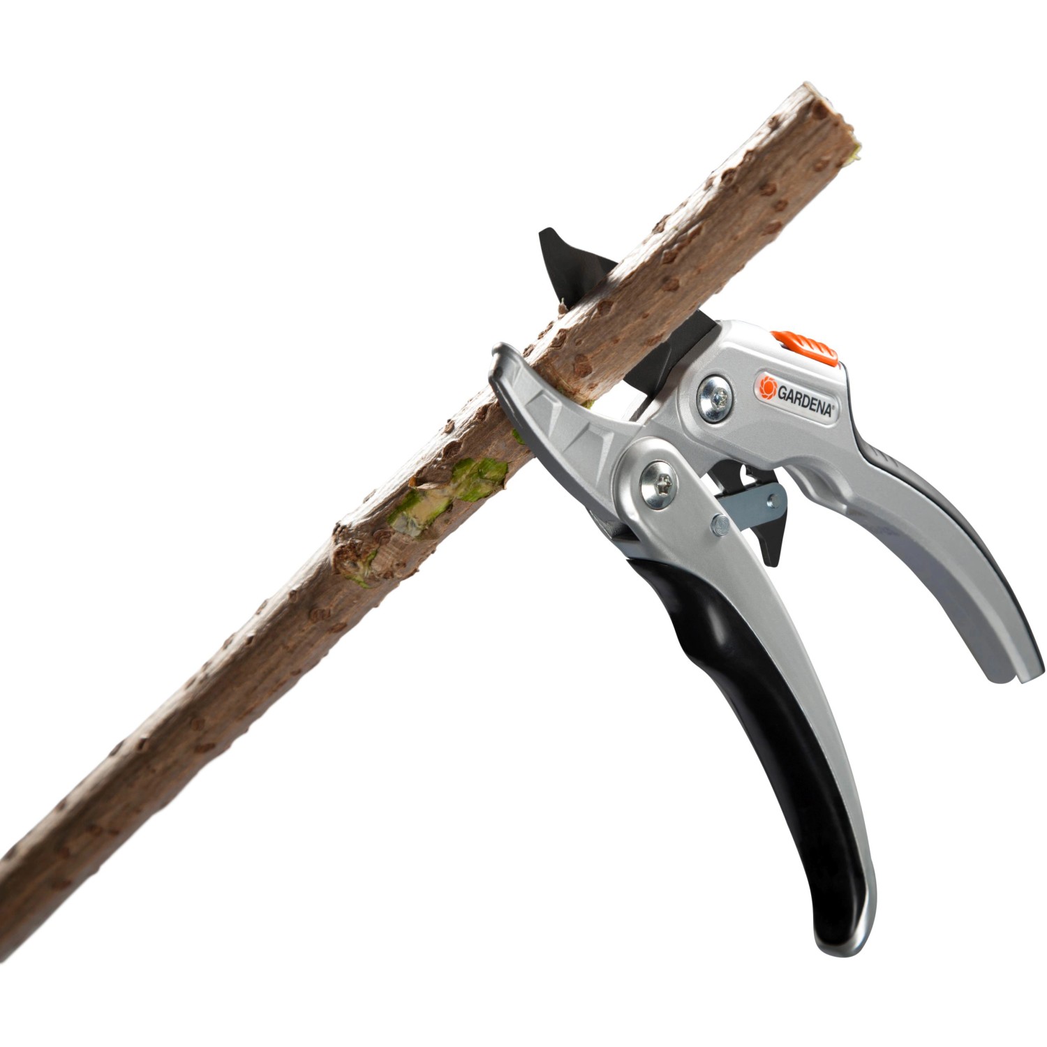 Gardena Comfort Ratschen-Gartenschere SmartCut schneidet Ast. Amboss-Schere mit Ratschfunktion.