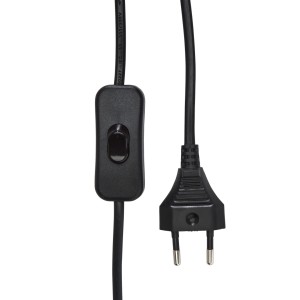 Detailaufnahme von Schalter und Stecker der PR Home August Pendelleuchte.