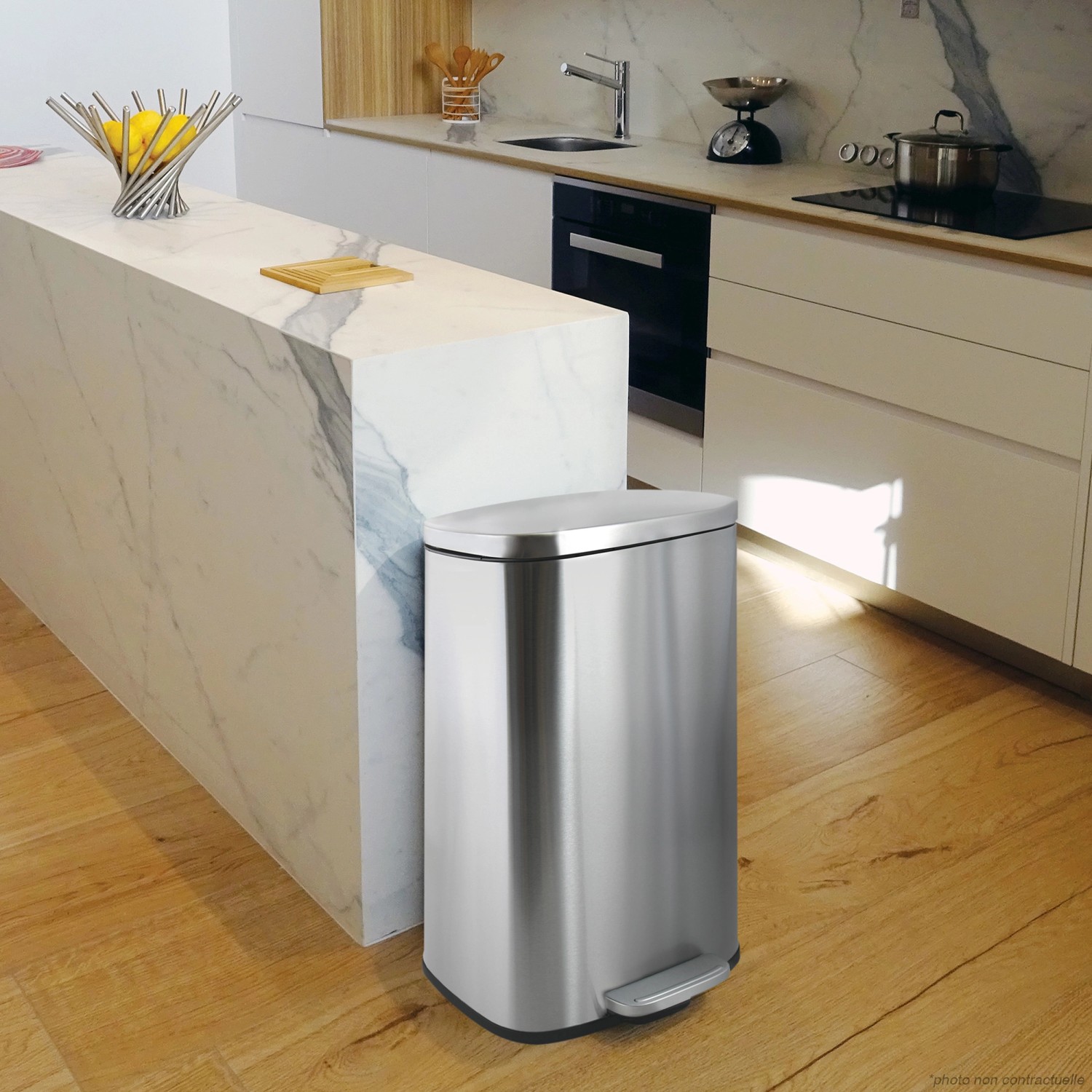 Spirella Kosmetikeimer Akira, 30 l, Edelstahl, mit Pedal in moderner Küche.