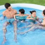 Familie mit zwei Kindern genießt Badespaß im blauen Bestway Fast Set Aufstellpool im Garten.
