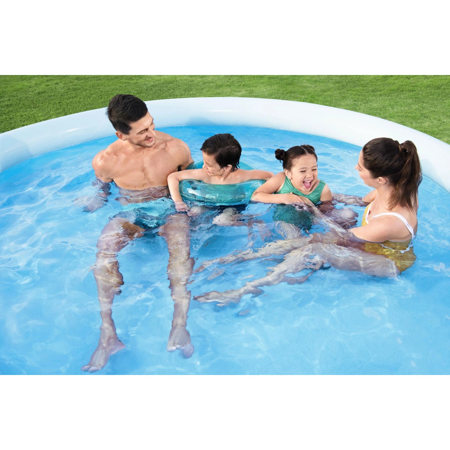 Familie mit zwei Kindern genießt Badespaß im blauen Bestway Fast Set Aufstellpool im Garten.