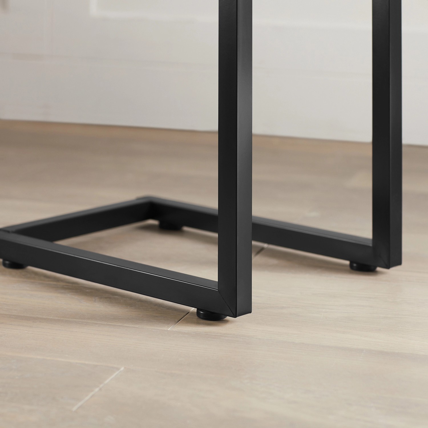 Detailaufnahme: Schwarzes Metallgestell des grauen SoBuy Betttisch/Nachttisch FBT44-HG.