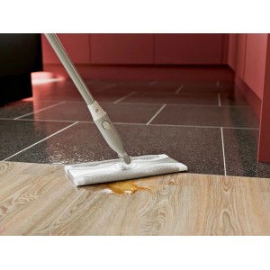 OBI Schnell-Bodenwischer mit feuchten Einwegtüchern entfernt Flecken von Holzboden. Ideal für schnelle Reinigung.