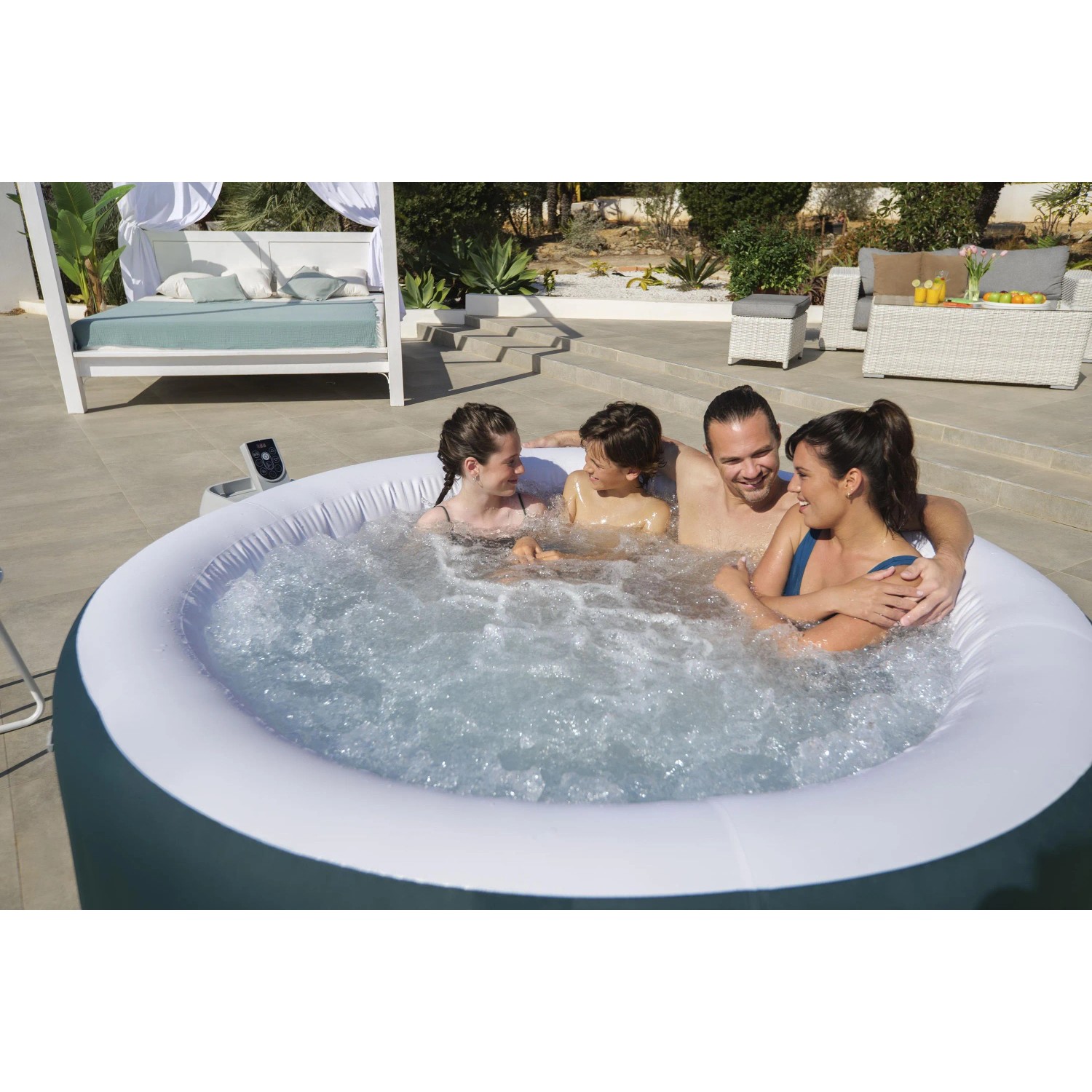 Vier Personen genießen den Bestway Whirlpool Miami AirJet im Garten. Dunkelgrüner, aufblasbarer 6-Personen-Whirlpool mit Sprudel.