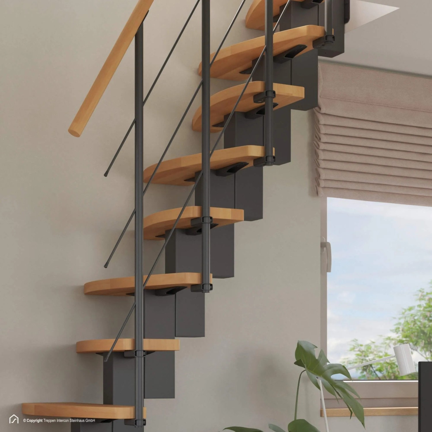 Intercon Raumspartreppe Quadro mit Buchenholzstufen und schwarzem Metallgeländer.
