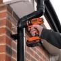 Black+Decker Akku-Schlagbohrschrauber BDCH188N Solo beim Bohren in ein Rohr.
