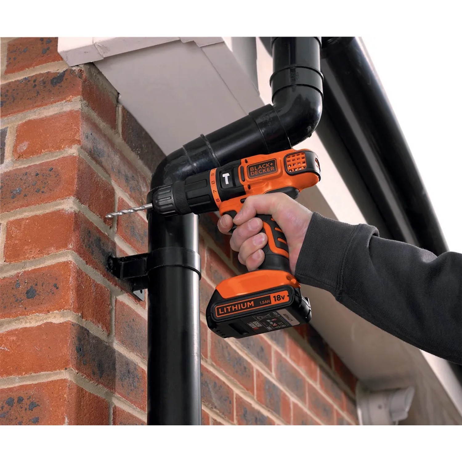 Black+Decker Akku-Schlagbohrschrauber BDCH188N Solo beim Bohren in ein Rohr.