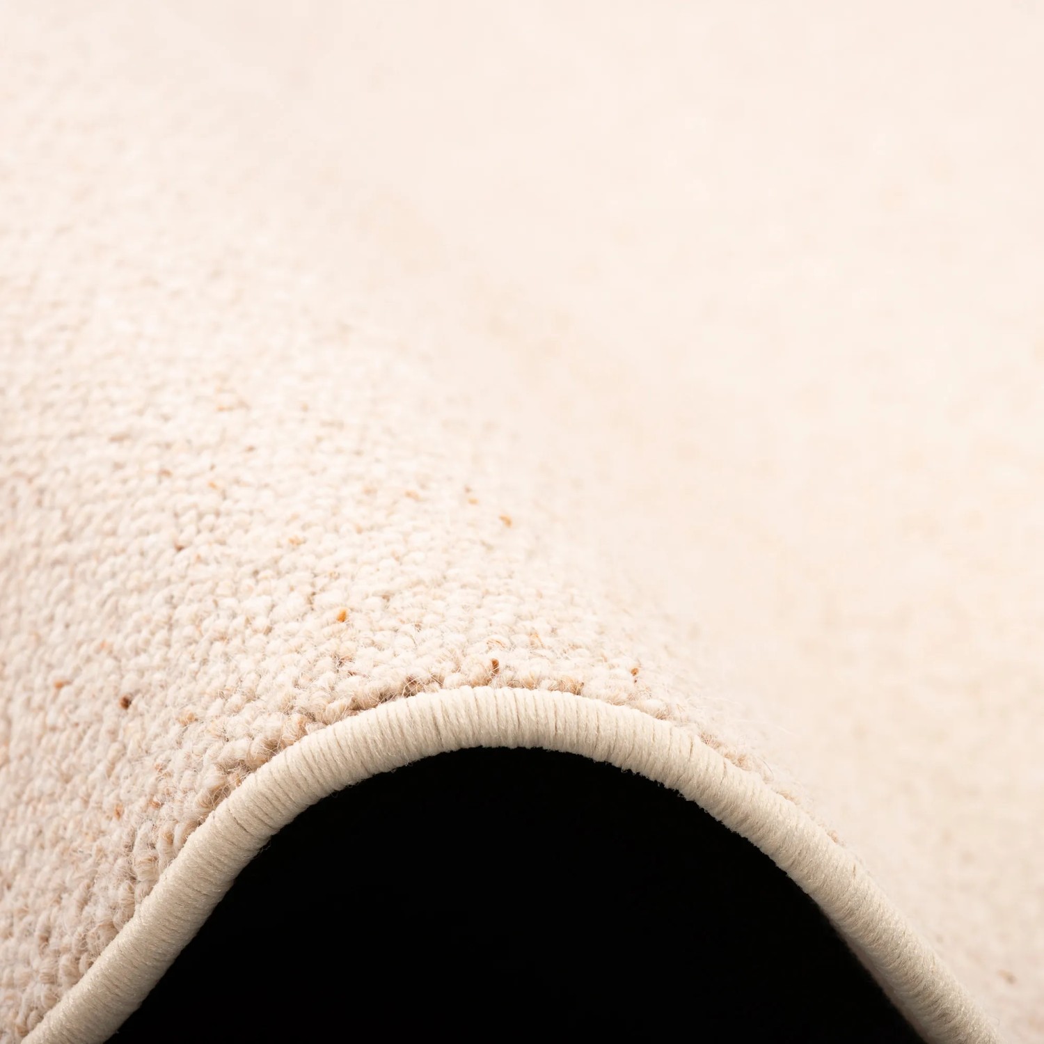 Detailansicht: Runder, beiger Snapstyle Natur Teppich Wolle Berber, 200cm Durchmesser.