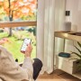 Mann steuert Gardena Smart Pipeline Water Control per App im Wohnzimmer.