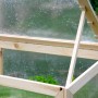 Detailaufnahme Frühbeet Tisch M aus Holz mit geöffnetem Polycarbonat-Aufsatz.