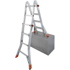 Krause Monto TeleMatic Gelenk-Teleskopleiter, 4x4 Sprossen, als Anlegeleiter auf einem Podest.