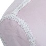 Nahaufnahme der rosa Schneiderpuppe mit eleganter weißer Zierbordüre. Hochwertiger Stoffbezug für Dekoration.