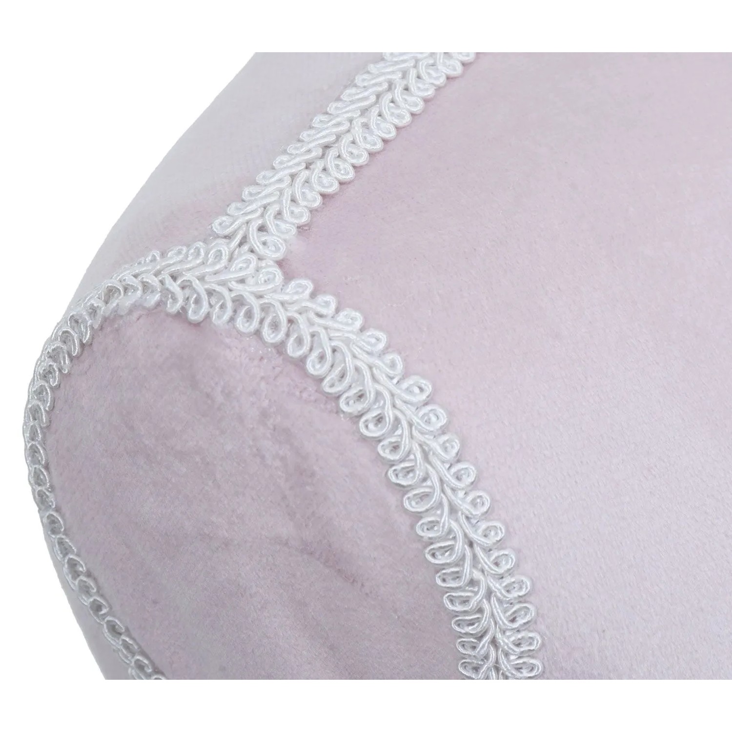 Nahaufnahme der rosa Schneiderpuppe mit eleganter weißer Zierbordüre. Hochwertiger Stoffbezug für Dekoration.