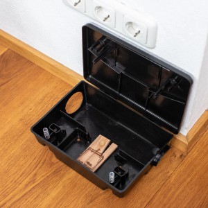 Offene Windhager Maus- und Rattenbox 2-in-1 mit Mausefalle im Inneren.