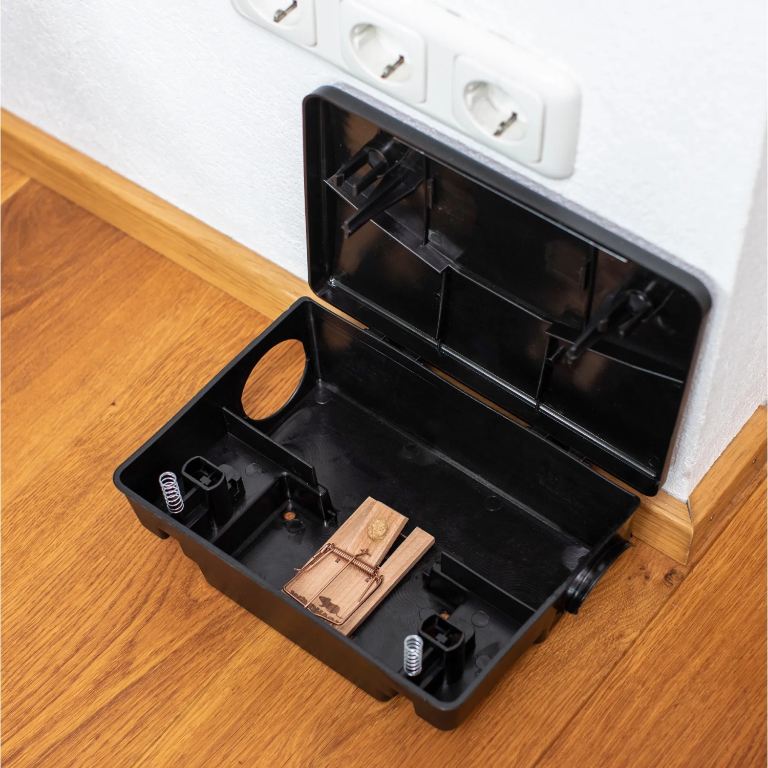 Offene Windhager Maus- und Rattenbox 2-in-1 mit Mausefalle im Inneren.