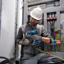 Bosch Professional Akku-Heißluftgebläse GHG 18V-50 in Anwendung beim Schrumpfen von Kabeln.