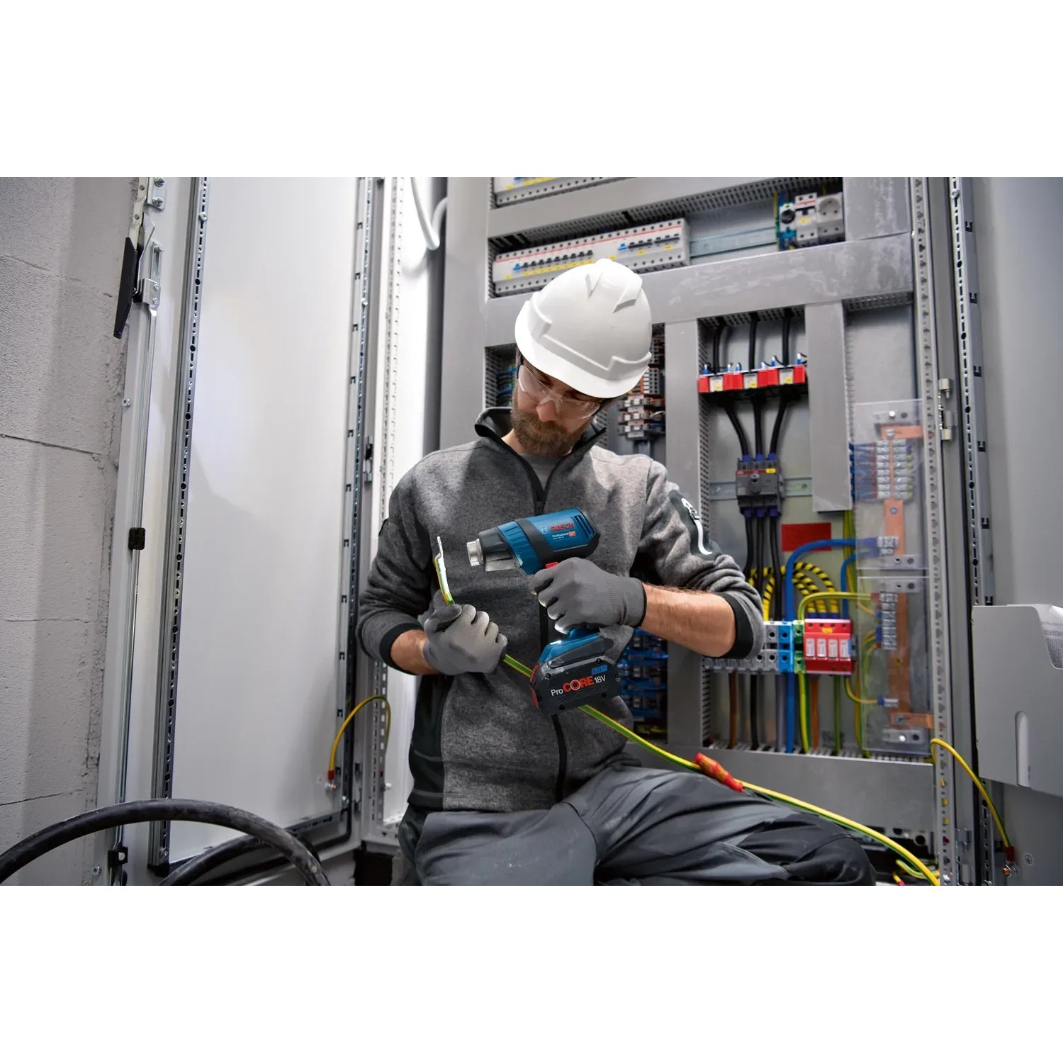 Bosch Professional Akku-Heißluftgebläse GHG 18V-50 in Anwendung beim Schrumpfen von Kabeln.