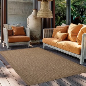 Brauner Ayyildiz Outdoor-Teppich Giza (60x100 cm) in Sisal-Optik auf einer Terrasse.
