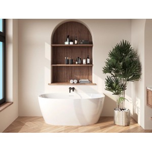 Weiße ovale Vente-unique Amosari Badewanne 150 cm aus Acryl in modernem Badambiente mit Holzregal.