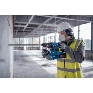 Bosch Professional Akku-Bohrhammer GBH 18V-28 C beim Bohren in Betonwand.