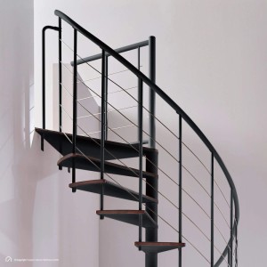 Moderne Intercon Select Wendeltreppe mit Lava-Anthrazit Metall und dunklen Buchenstufen für Innenräume.