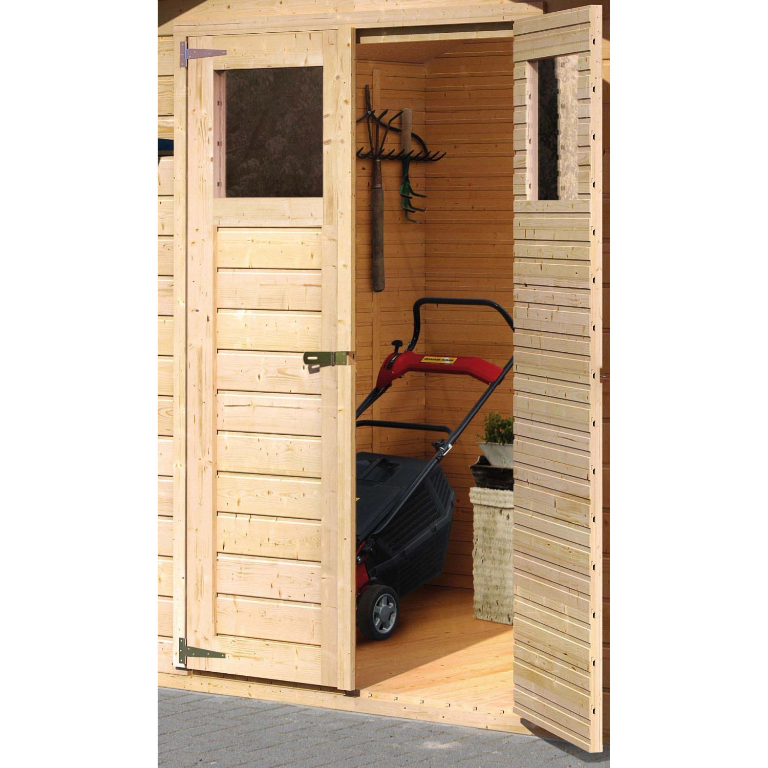 Offenes Karibu Holz-Gartenhaus Östersund mit Rasenmäher und Gartengeräten.