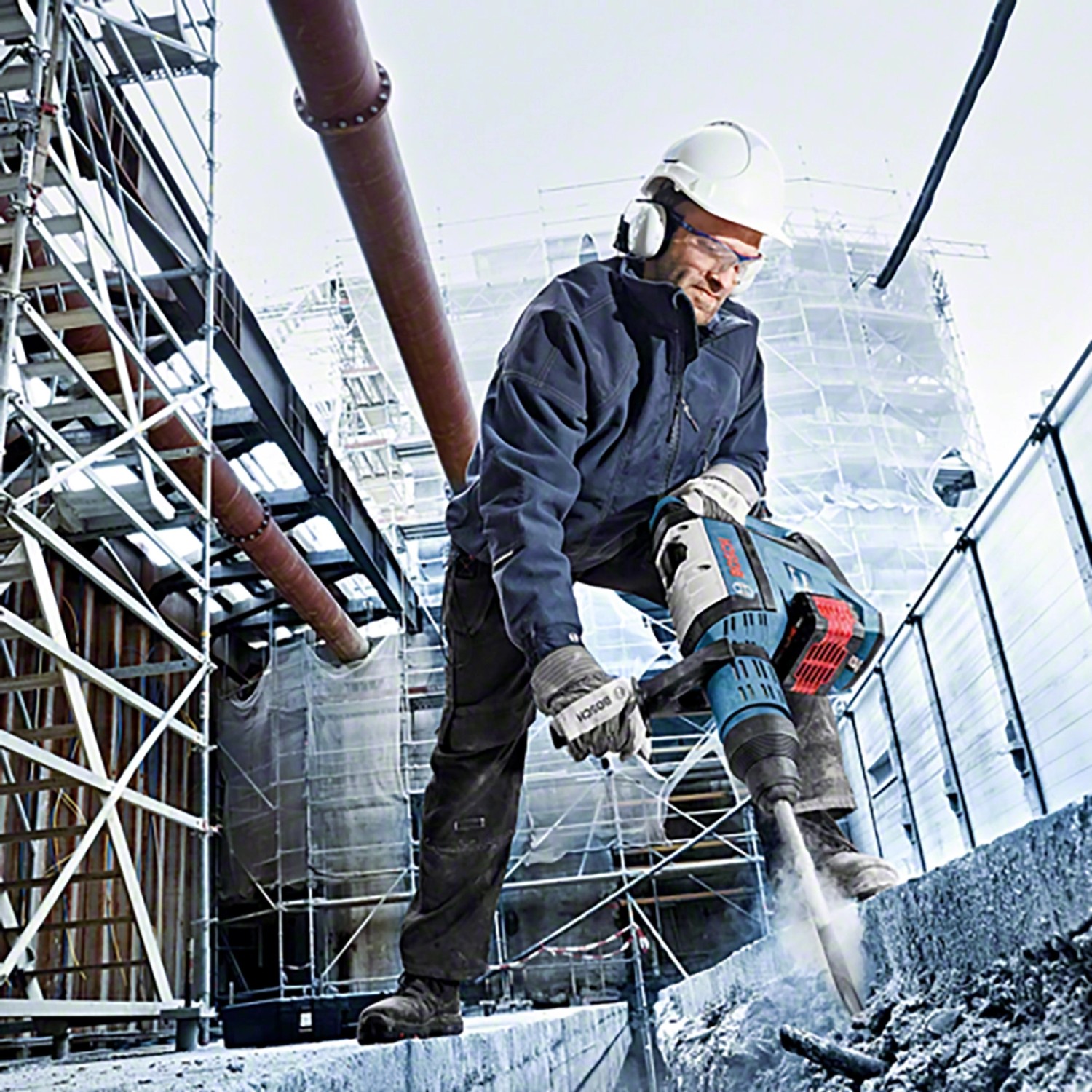 Handwerker mit Bosch Professional Akku-Bohrhammer GBH 18V-45 C beim Stemmen von Beton.