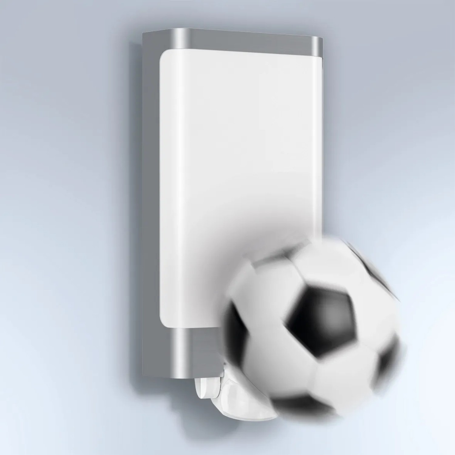 Steinel LED-Außenwandleuchte L 240 S Edelstahl mit Bewegungsmelder und Fußball im Bild.