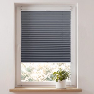 Dunkelgraues Verdunkelungsplissee Klemmfix am weißen Fenster, oben geschlossen, unten offen. Glattgewebe, Sichtschutz.
