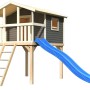 Karibu Stelzenhaus Benjamin, terragrau mit Holzleiter und blauer Rutsche.