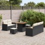 Schwarzes 8-teiliges Garten-Sofa-Set aus Poly Rattan mit Tisch und Kissen.