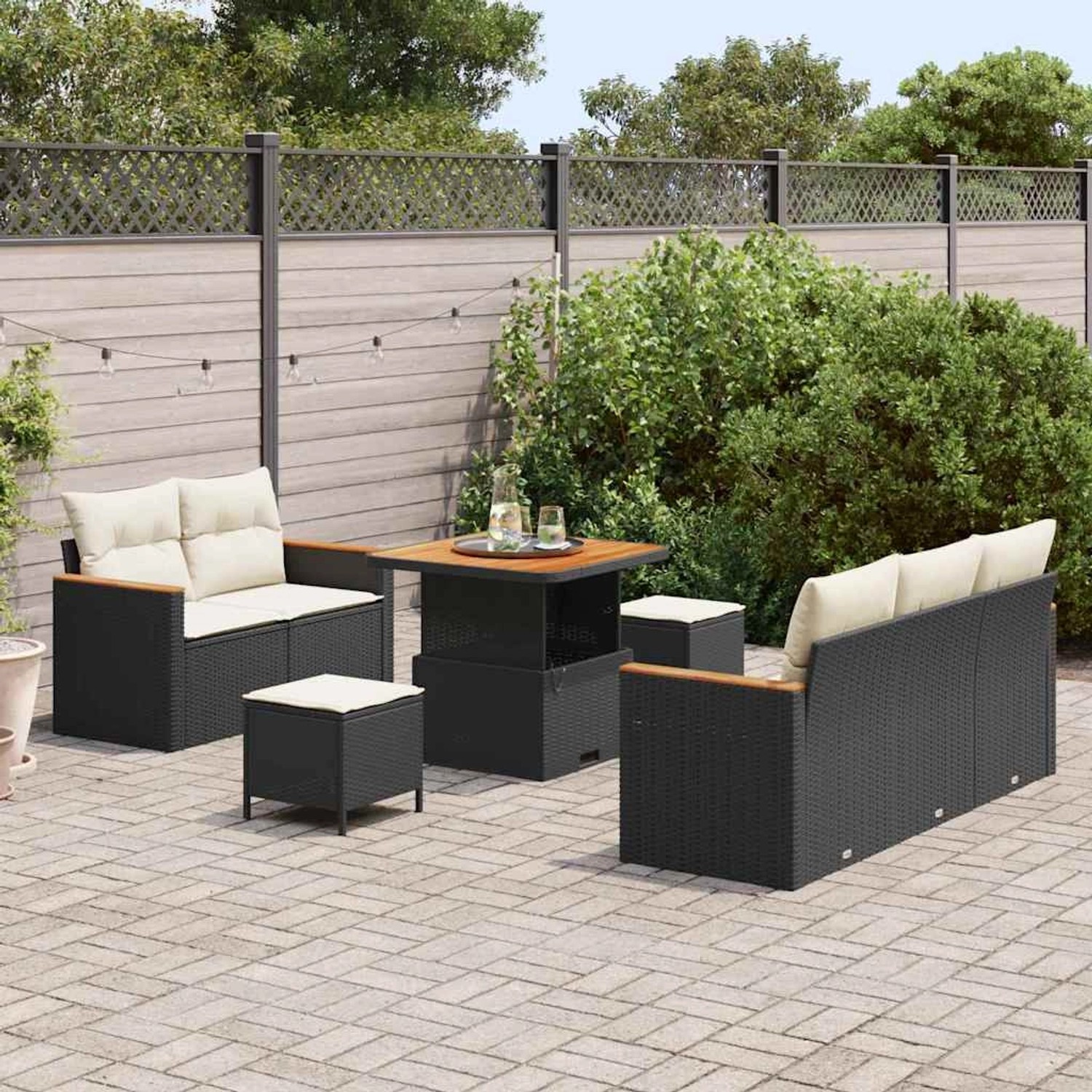 Schwarzes 8-teiliges Garten-Sofa-Set aus Poly Rattan mit Tisch und Kissen.