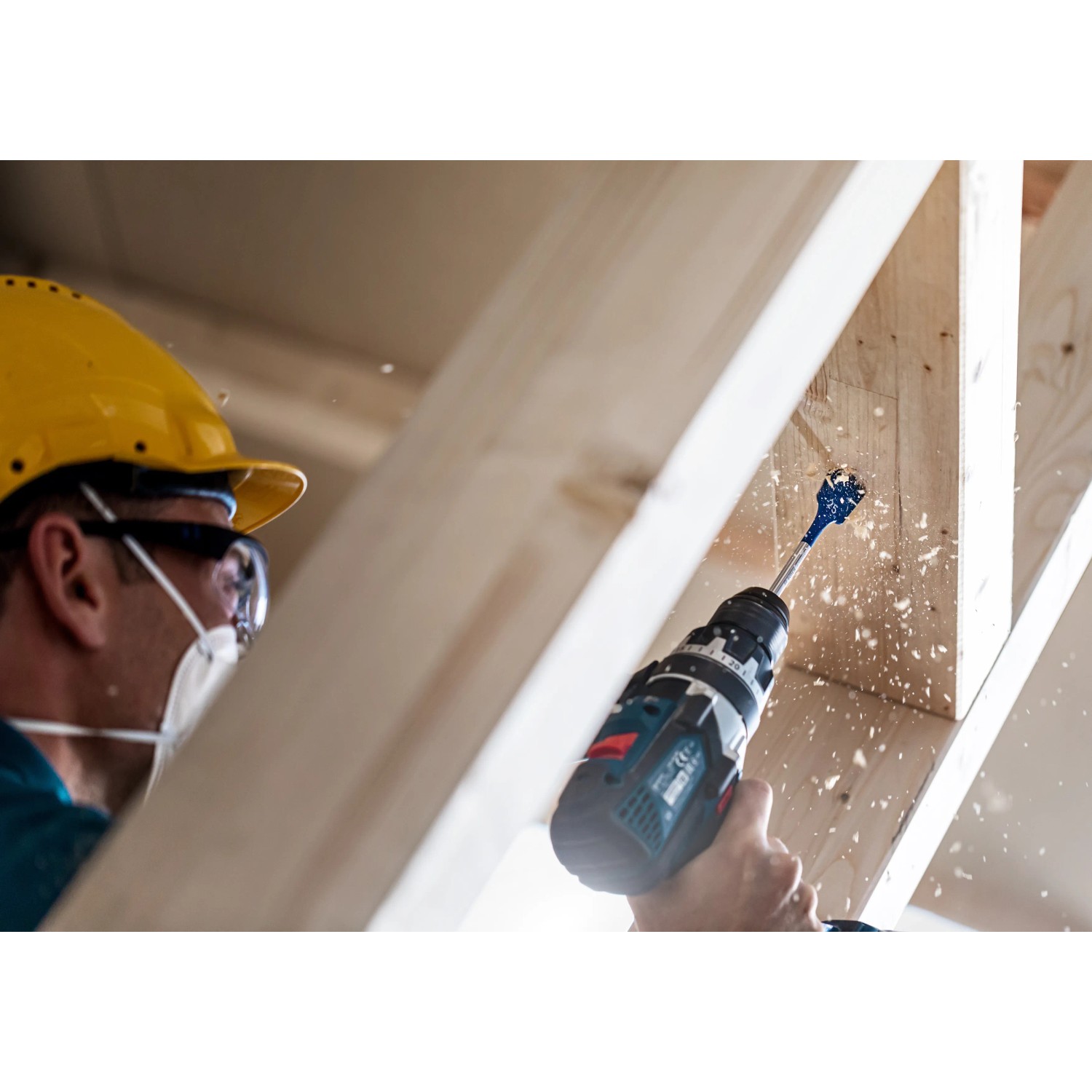 Bosch Expert Selfcut Flachfräsbohrer Ø 28 mm im Einsatz beim Bohren von Holz.