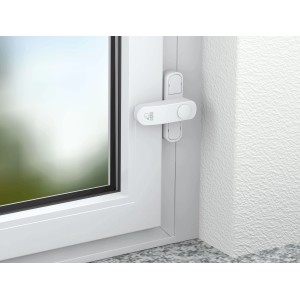 Basi Fensterzusatzsicherung (3er Set) in Weiß an einem weißen Fensterrahmen.