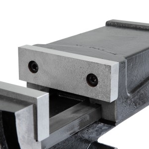 Detailaufnahme: EBERTH Maschinenschraubstock, 100 mm Backenbreite, für präzise Werkstücke.