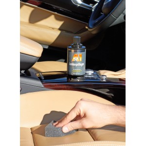 Dr. Wack A1 Lederpflege 250ml in Anwendung auf einem Autositz.
