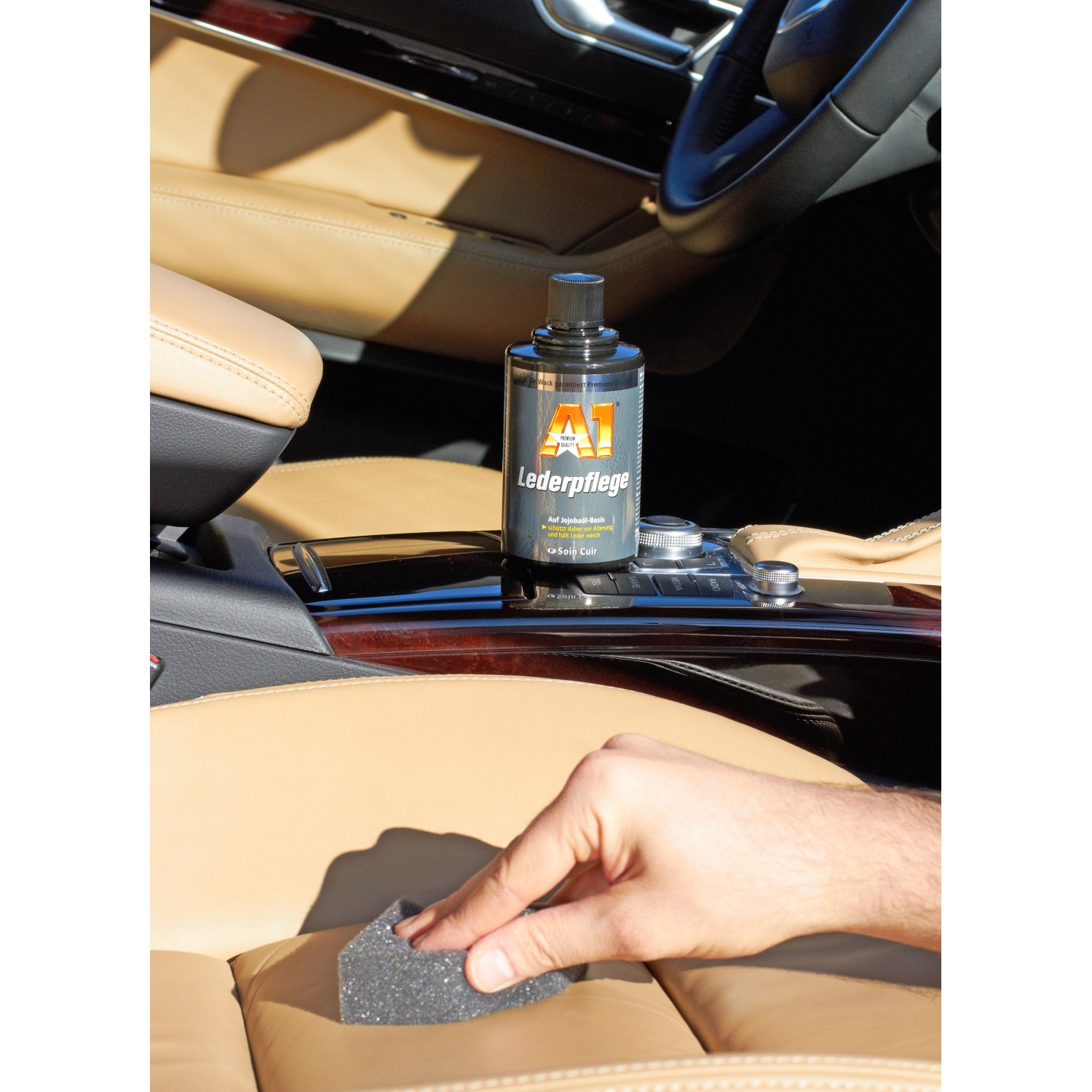 Dr. Wack A1 Lederpflege 250ml in Anwendung auf einem Autositz.