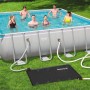 Bestway Solar Poolheizung 110x171cm mit Pool und Badegästen im Garten.